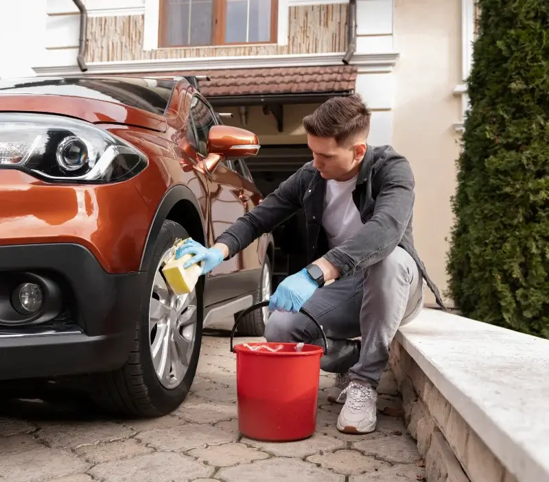 Lavage auto à domicile Ozan : professionnel intervenant sur un véhicule